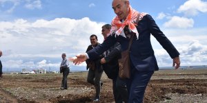 İzmir Büyükşehir Belediye Başkanı Soyer, çiftçilere tohum dağıttı