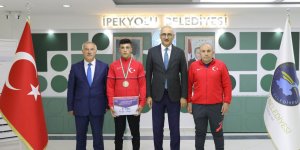 Başkan Vekili Aydın başarılı sporcuyu ödüllendirdi