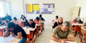 Tunceli'de kitap okuma yarışmasına katılan veliler sınava girdi