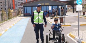 Kars'ta jandarmadan çocuklara trafik eğitimi