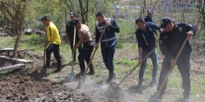Malatya polisi yalnız yaşayan yaşlı kadının bahçesini çapaladı
