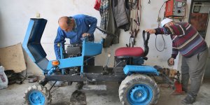 Bahçesini sürmek için hurda otomobil parçalarından mini traktör yaptı