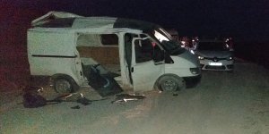 Ağrı'da göçmenleri taşıyan minibüsün devrilmesi sonucu 2 kişi öldü