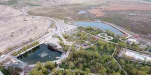 Erzincanlılar oruçlarını belediyeye ait çeşmelerden akan maden suyu ile açıyor