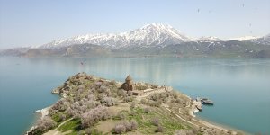 Akdamar Adası badem ağaçlarının çiçekleriyle renklendi