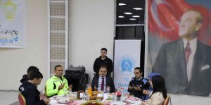 Hakkari Valisi belediye çalışanları ile iftarda bir araya geldi