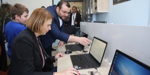 Hayırsever kadın İran sınırındaki okula bilgisayar laboratuvarı kurdu