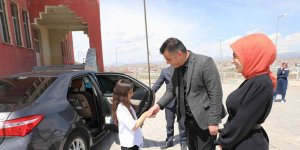 Ağrılı öğrenciler İl Milli Eğitim Müdürünün makam aracıyla okuluna gitti