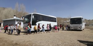 Sinema salonuna dönüştürülen atıl binanın ilk misafiri kırsaldaki çocuklar oldu