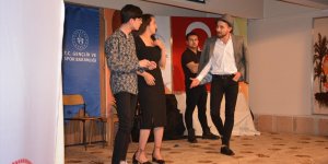 Şemdinli'de 'Kayıp Hayatlar' tiyatro oyunu sahnelendi