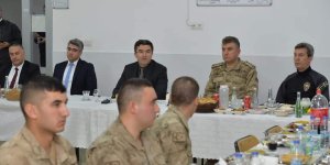 Erzurum Valisi Memiş, iftarını jandarma karakolunda açtı
