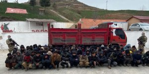 Bitlis'te iki araçta 110 düzensiz göçmen yakalandı