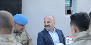 Vali Varol, Ağrı Dağı eteklerinde görev yapan askerlerle iftar yaptı