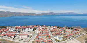 Depremin merkez üssünde vatandaşlar evlerine kavuşmanın mutluluğunu yaşıyor