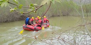 Zap Suyu'nda rafting yaparak yarışmalara hazırlanıyorlar