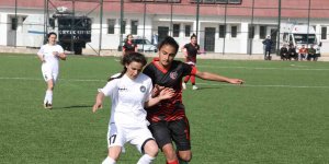 Van Büyükşehir Belediyesi Kadın Futbol takımı liderlik koltuğuna oturdu