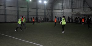 Yüksekova'da kadına yönelik şiddete dikkat çekmek için futbol turnuvası yapıldı