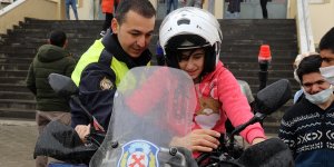 Ağrı'da polisler özel çocukları ziyaret edip hediye dağıttı