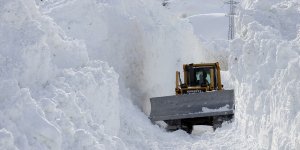 "Kar kaplanları" 10 metrelik karla mücadele ediyor