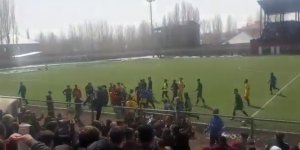 Taraftar sahaya girdi, ortalık karıştı