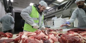Ağrı Belediyesi ihtiyaç sahiplerine et dağıtımına başladı
