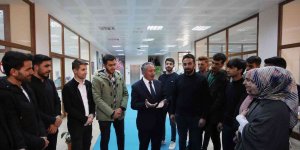 AİÇÜ Rektörü Karabulut, öğrencilere kitap ve satranç takımı hediye etti