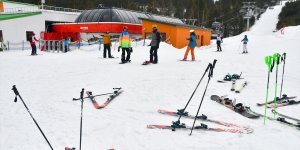 Sahillerde güneşli hava, Sarıkamış'ta kayak keyfi yaşanıyor