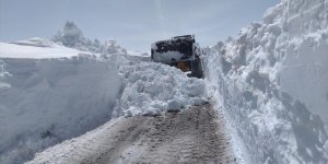 Kar nedeniyle ulaşıma kapanan Kağızman-Ağrı kara yolunda çalışma başlatıldı