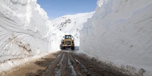 Ağrı'da ekiplerin metrelerce yükseklikte karla mücadelesi