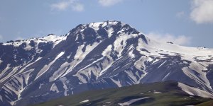 Iğdır ile Ağrı sınırındaki dağlarda karlar erimeye devam ediyor
