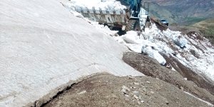 Bingöl'de Kaynarpınar köyünün Kayık mezrasının yolu kardan temizlendi