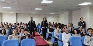 Erzincan'da öğrencilere suçtan korunma yöntemleri anlatılıyor