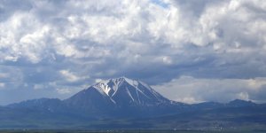 Ağrı'ın yüksek noktaları mayısın son günlerinde beyaza büründü