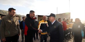 Bakan Akar ve komutanlar sınırın sıfır noktasındaki sahra hastanesini ziyaret etti