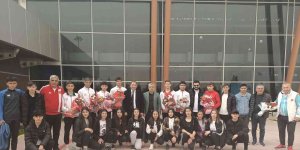 Fransa fatihleri çiçeklerle karşılandı