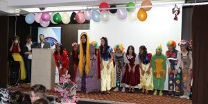 Erzurum'da engelli çocuklar, liseli ablalarının gösterileriyle eğlendi