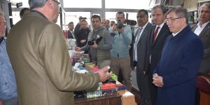 Gelecek Partisi Genel Başkanı Davutoğlu, Kars'ta esnafı ziyaret etti