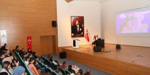 AİÇÜ'de piyano eşliğinde film müzikleri konseri düzenlendi