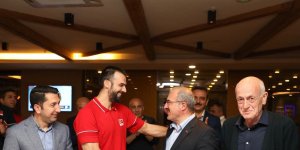 Vali Toraman ve Rektör Göktaş milli takım ile bir araya geldi
