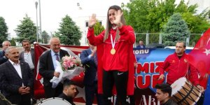 Dünya şampiyonu Hatice Akbaş'a Malatya'da coşkulu karşılama