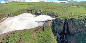 Eriyen kar suları Iğdır'daki Uğruca Şelalesi'ne can kattı