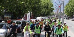 Onlarca bisikletçi bağımlılığa karşı pedal çevirdi