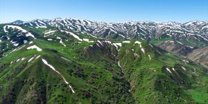 Erzurum'da karları eriyen dağlar havadan görüntülendi
