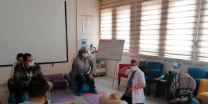 Anne, baba adaylarına Gebelik Okulunda eğitim