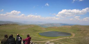 Hazarbaba Dağı'nın zirvesindeki Bervi Gölü doğasıyla gezi ve dinlenme imkanı sunuyor