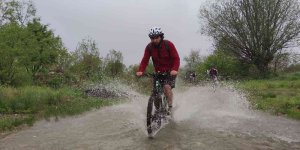 Farkındalık için yağmur altında zorlu köy yollarında 50 kilometre pedal çevirdiler