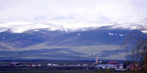 İlkbaharın son ayında yağan kar, Ardahan'ın yükseklerini beyaza bürüdü