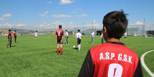 Çocuklar dostluk maçında hünerlerini sergiledi