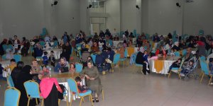 Tatvan'da öğrenciler anneler için program düzenledi