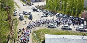 Van'da öğrenciler inci kefaline dikkati çekmek için balık koreografisi hazırladı